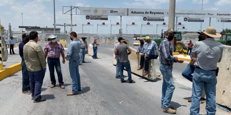 Sorgueros bloquean puente Tamaulipas-Texas, piden audiencia a AMLO, de gira en EU