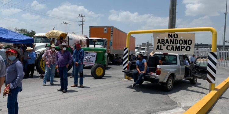 Sorgueros bloquean puente Tamaulipas-Texas, piden audiencia a AMLO, de gira en EU