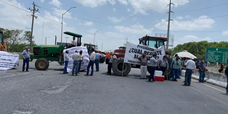 Sorgueros bloquean puente Tamaulipas-Texas, piden audiencia a AMLO, de gira en EU