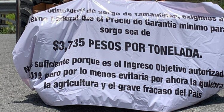 Sorgueros bloquean puente Tamaulipas-Texas, piden audiencia a AMLO, de gira en EU