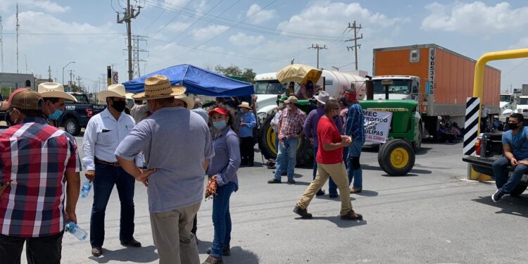 Sorgueros bloquean puente Tamaulipas-Texas, piden audiencia a AMLO, de gira en EU