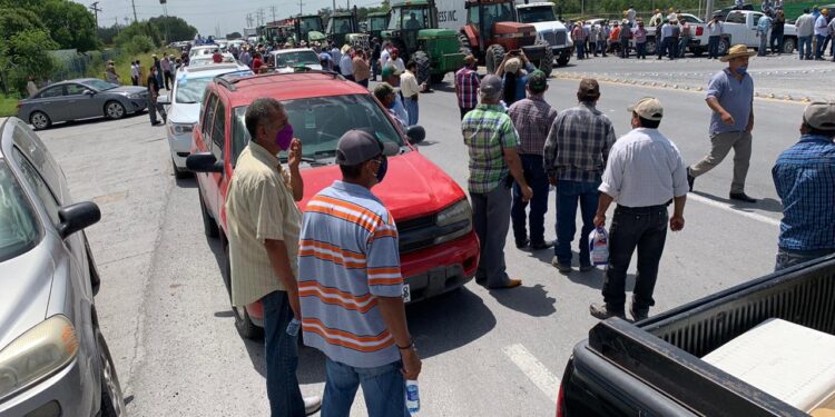 Sorgueros bloquean puente Tamaulipas-Texas, piden audiencia a AMLO, de gira en EU