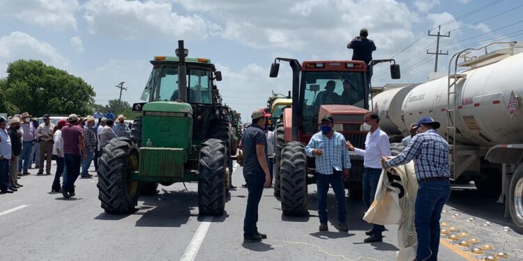 Sorgueros bloquean puente Tamaulipas-Texas, piden audiencia a AMLO, de gira en EU