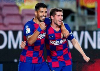 Barcelona condena al Espanyol y mantiene viva la esperanza