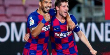 Barcelona condena al Espanyol y mantiene viva la esperanza