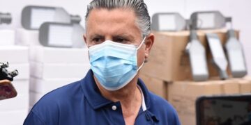 Nader da espalda a comerciantes que se oponen a cierres