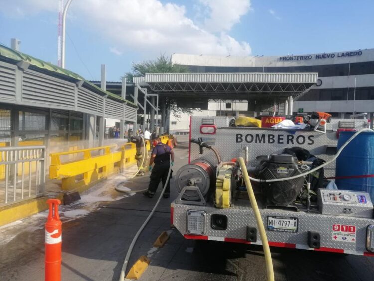 Desinfectan por segunda vez puentes 1 y 2 en Nuevo Laredo