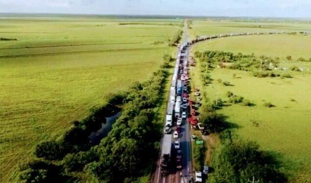 Miles de trailers varados en Texas y Tamaulipas por bloqueo de sorgueros en puente