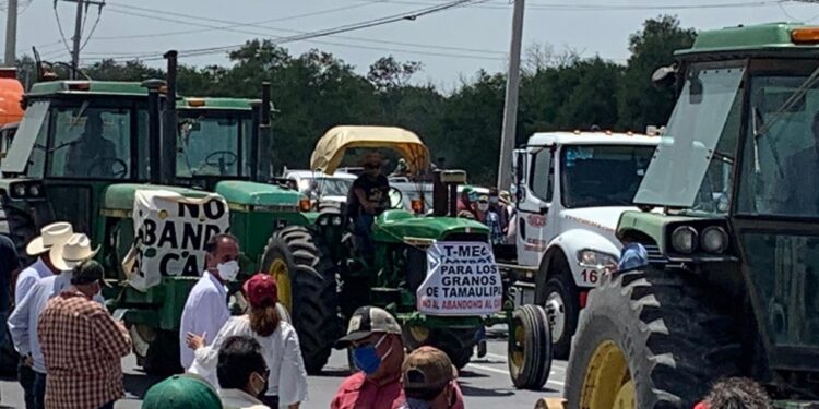 Miles de trailers varados en Texas y Tamaulipas por bloqueo de sorgueros en puente