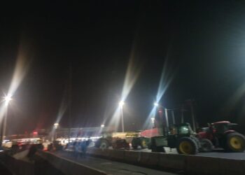 Miles de trailers varados en Texas y Tamaulipas por bloqueo de sorgueros en puente