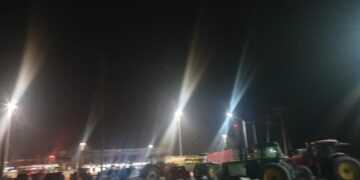 Miles de trailers varados en Texas y Tamaulipas por bloqueo de sorgueros en puente