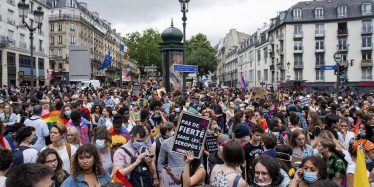 Marcha del Orgullo Gay reúne a miles de manifestantes en París