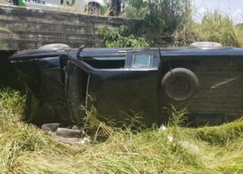 Pareja se lesiona al volcar camioneta