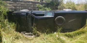 Pareja se lesiona al volcar camioneta