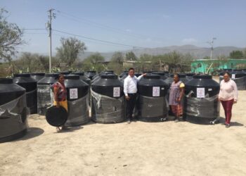 Reciben tinacos 50 familias antorchistas de Tula 