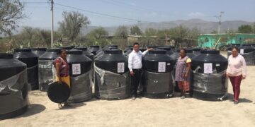 Reciben tinacos 50 familias antorchistas de Tula 