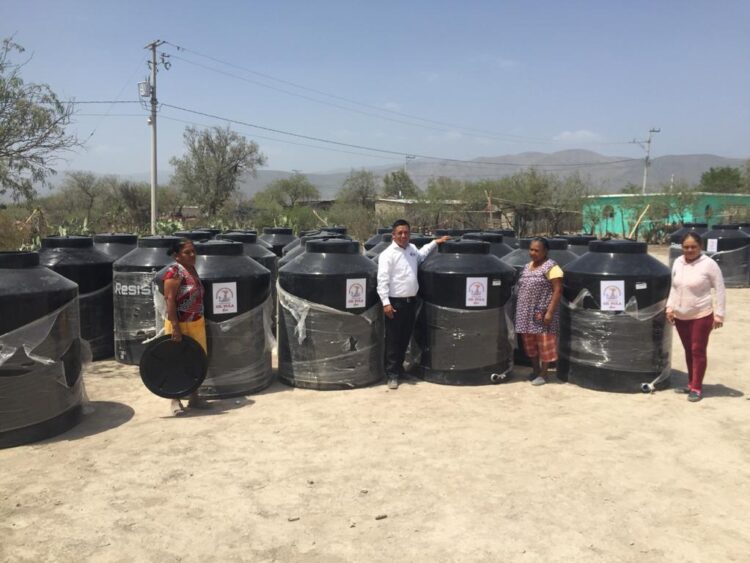 Reciben tinacos 50 familias antorchistas de Tula 