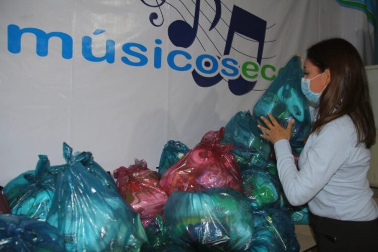 Entregan despensas a familias victorenses en confinamiento