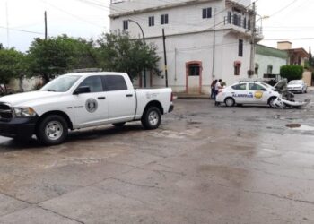 Camioneta de la Policía Investigadora embiste auto, una mujer resultó herida
