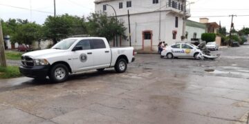 Camioneta de la Policía Investigadora embiste auto, una mujer resultó herida