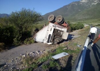 Vuelca tráiler cargado con mango, ejidatarios rapiñan la fruta
