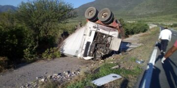 Vuelca tráiler cargado con mango, ejidatarios rapiñan la fruta