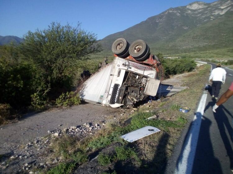 Vuelca tráiler cargado con mango, ejidatarios rapiñan la fruta