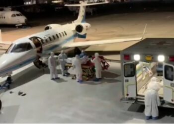 La Marina en ambulancia áerea salva enfermos de COVID