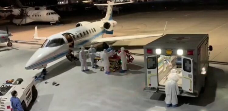 La Marina en ambulancia áerea salva enfermos de COVID