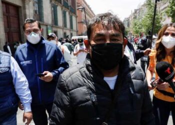 Padres de 43 desaparecidos en Ayotzinapa satisfechos tras la reunión con AMLO