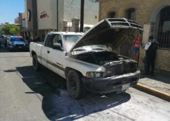 Falla mecánica ocasiona incendio de camioneta