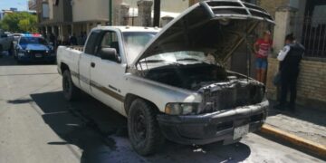 Falla mecánica ocasiona incendio de camioneta