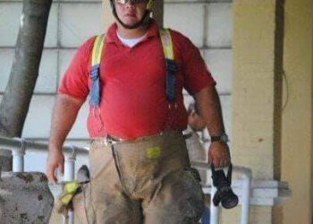 Bombero de Victoria ofrece comida a necesitados