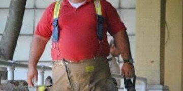 Bombero de Victoria ofrece comida a necesitados