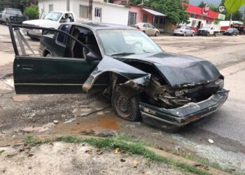 Chofer abandona auto después de chocar