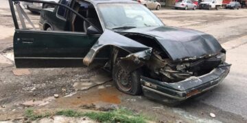 Chofer abandona auto después de chocar