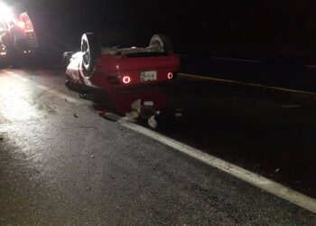 Empleado se lesiona al volcar su automóvil sobre carretera Victoria-Tula