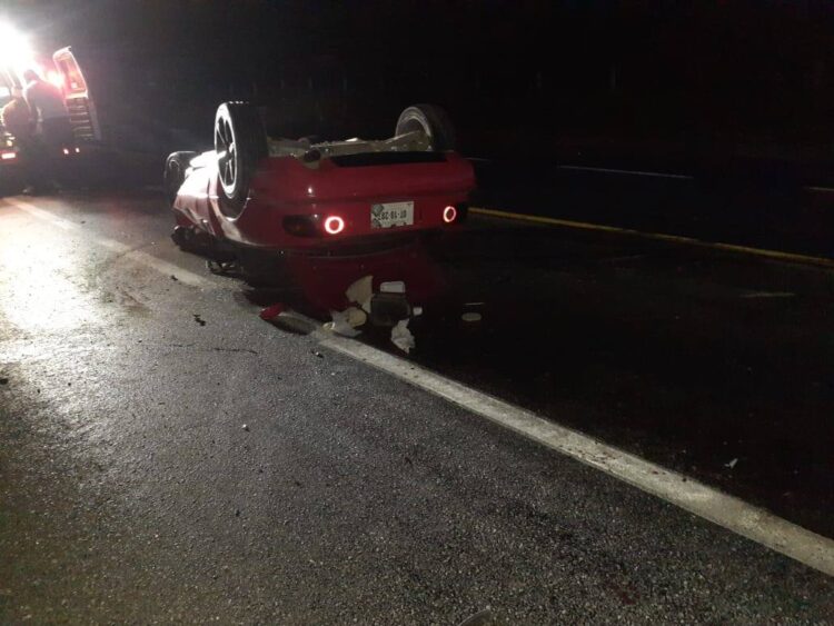 Empleado se lesiona al volcar su automóvil sobre carretera Victoria-Tula
