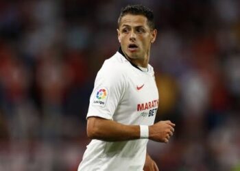 Chicharito sale lesionado en un amistoso; Barros Schelotto descarta que sea grave