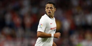 Chicharito sale lesionado en un amistoso; Barros Schelotto descarta que sea grave