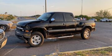 Semáforo ocasiona aparatoso accidente