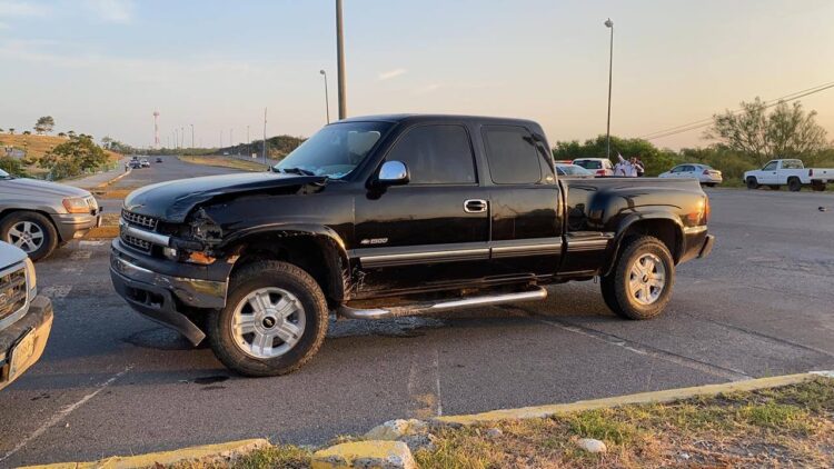 Semáforo ocasiona aparatoso accidente