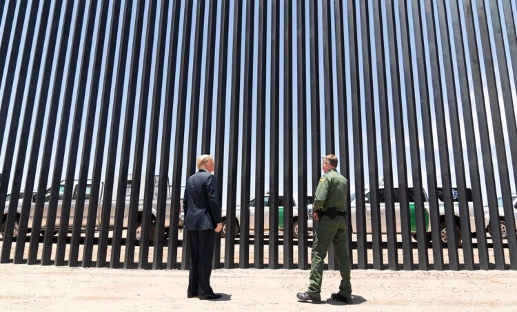 “Sin muro fronterizo estaríamos inundados de coronavirus”: Trump