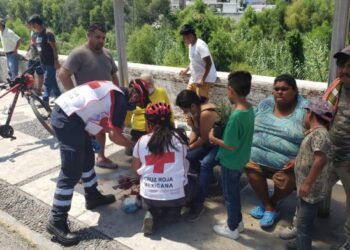 Microbús aplasta pierna a mujer