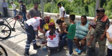 Microbús aplasta pierna a mujer