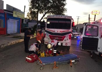 Mujer se le atraviesa a Microbús, resulta lesionada