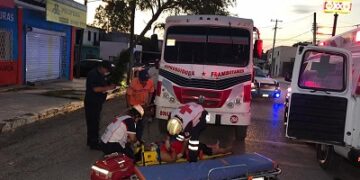 Mujer se le atraviesa a Microbús, resulta lesionada