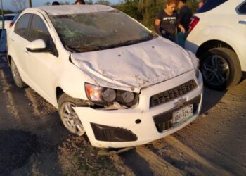 Vuelca auto y chofer se lesiona