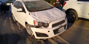 Vuelca auto y chofer se lesiona