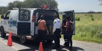 Se lesiona empleado al caer de motocicleta